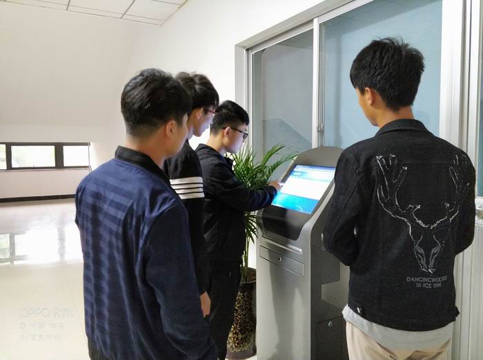 1524557085537036.jpg 志愿者协会成员为参与活动同学热情介绍图书馆资源.jpg
